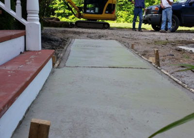 Base d'une allée en pavé uni pose de dalle de béton, bordure de jardin et pavé uni à St-Jérôme - Paysagement Emmanuel Mathieu Dupont à St-Jérôme