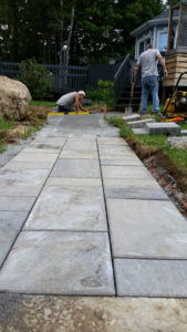 Mise a niveau de l'allée pose de dalle de béton, bordure de jardin et pavé uni à St-Jérôme - Paysagement Emmanuel Mathieu Dupont à St-Jérôme