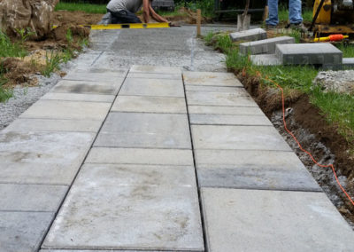 Mise a niveau de l'allée pose de dalle de béton, bordure de jardin et pavé uni à St-Jérôme - Paysagement Emmanuel Mathieu Dupont à St-Jérôme