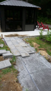 Placement des dalles de béton pose de dalle de béton, bordure de jardin et pavé uni à St-Jérôme - Paysagement Emmanuel Mathieu Dupont à St-Jérôme