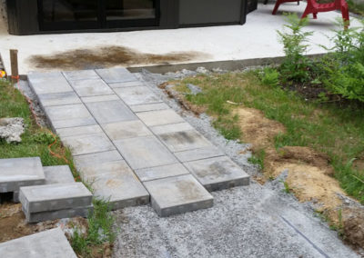 Placement des dalles de béton pose de dalle de béton, bordure de jardin et pavé uni à St-Jérôme - Paysagement Emmanuel Mathieu Dupont à St-Jérôme