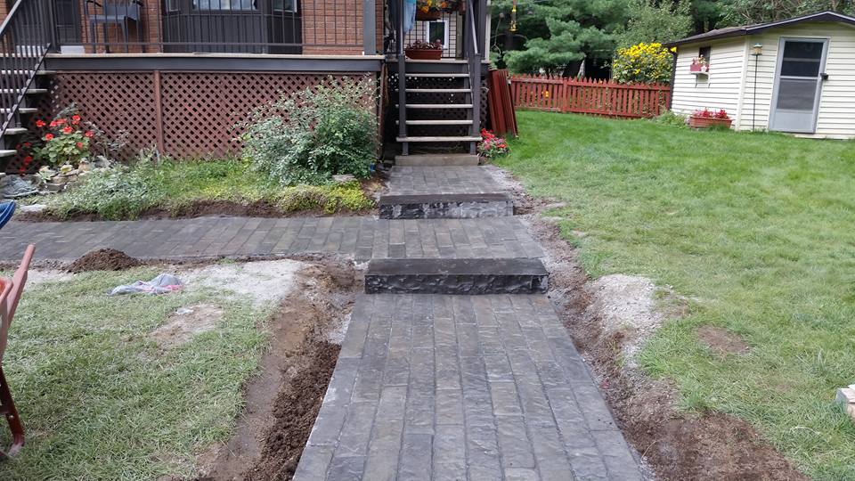 Pose de dalle de béton, bordure de jardin et pavé uni à St-Jérôme - Paysagement Emmanuel Mathieu Dupont